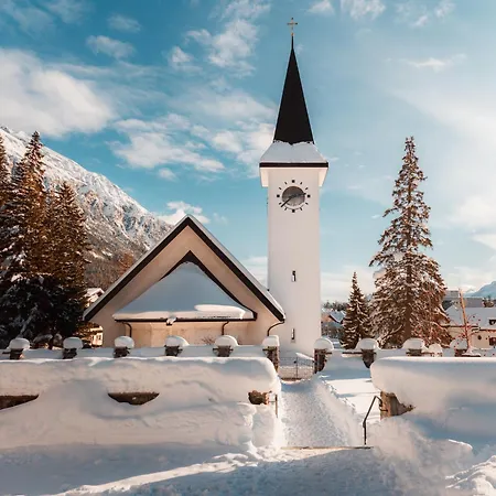 Schweizerhof Hotel 4*